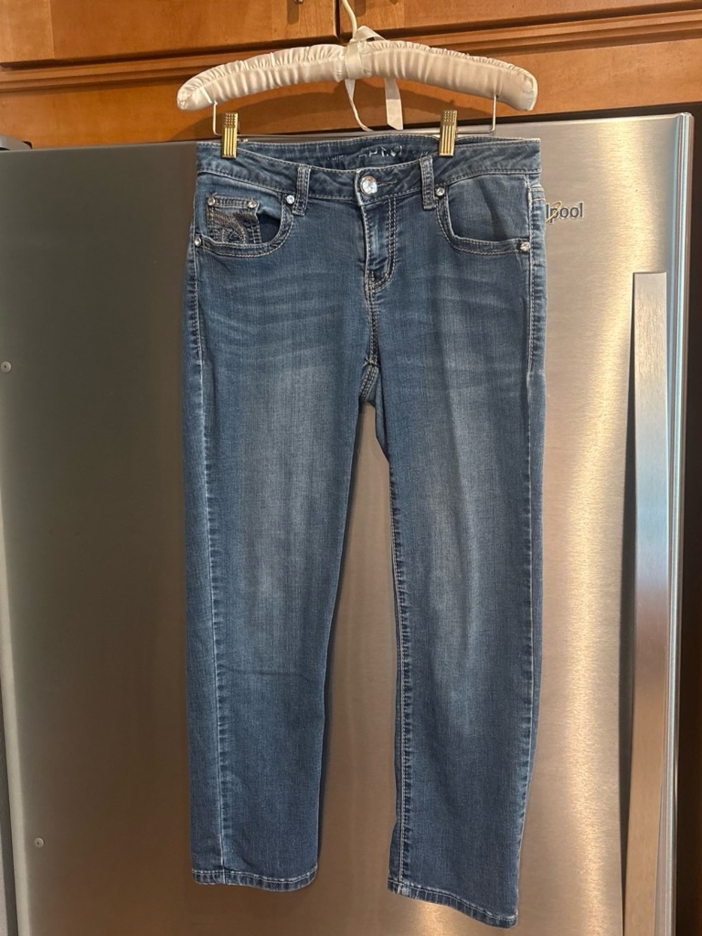 Apt 9 Capri Jeans With Fancy Button Detail